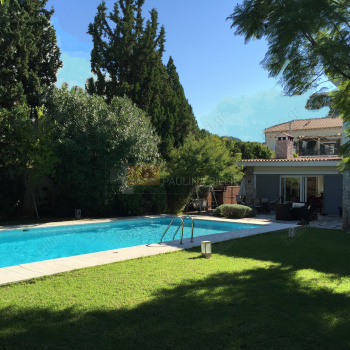 Πισίνα - κήπος . Swimming pool - garden