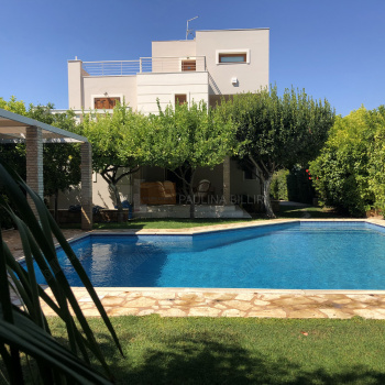 Πισίνα - κήπος . Swimming pool - garden