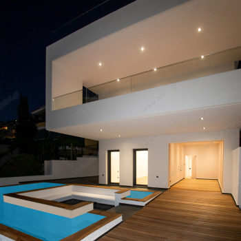 4_entrance_by_the_pool