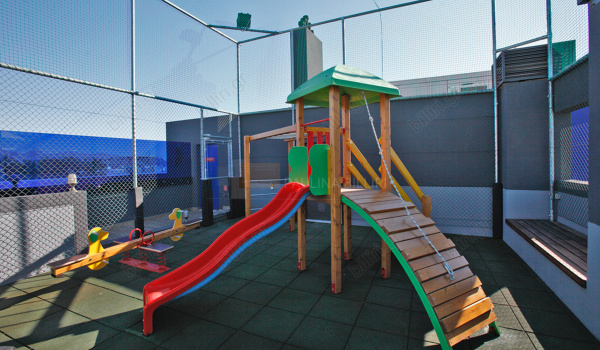 Παιδική χαρά . Playland