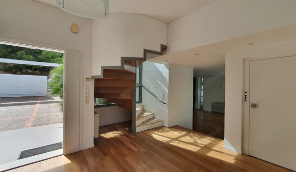 12_entrance_1_r_935194583