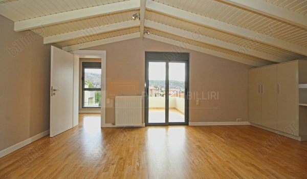 Σοφίτα - γραφείο . Attic - office 