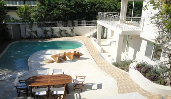 Κήπος - πισίνα . Garden - swimming pool